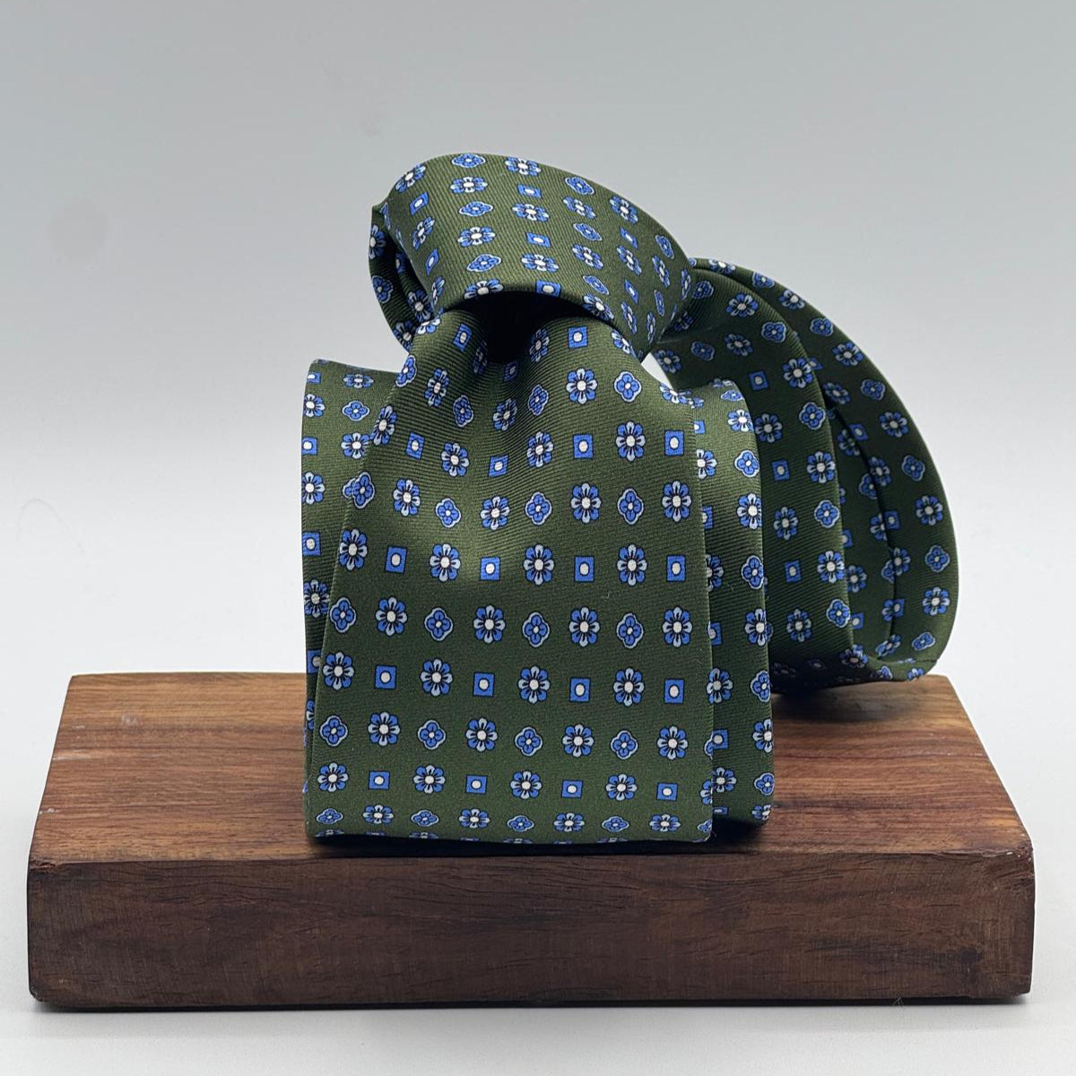 Cruciani &amp; Bella
100% Printed Silk&nbsp;
Tipped
Green, Light Blue and White Motif Tie
Handmade in Italy
8,5 cm x 148 cm
New Old Stock