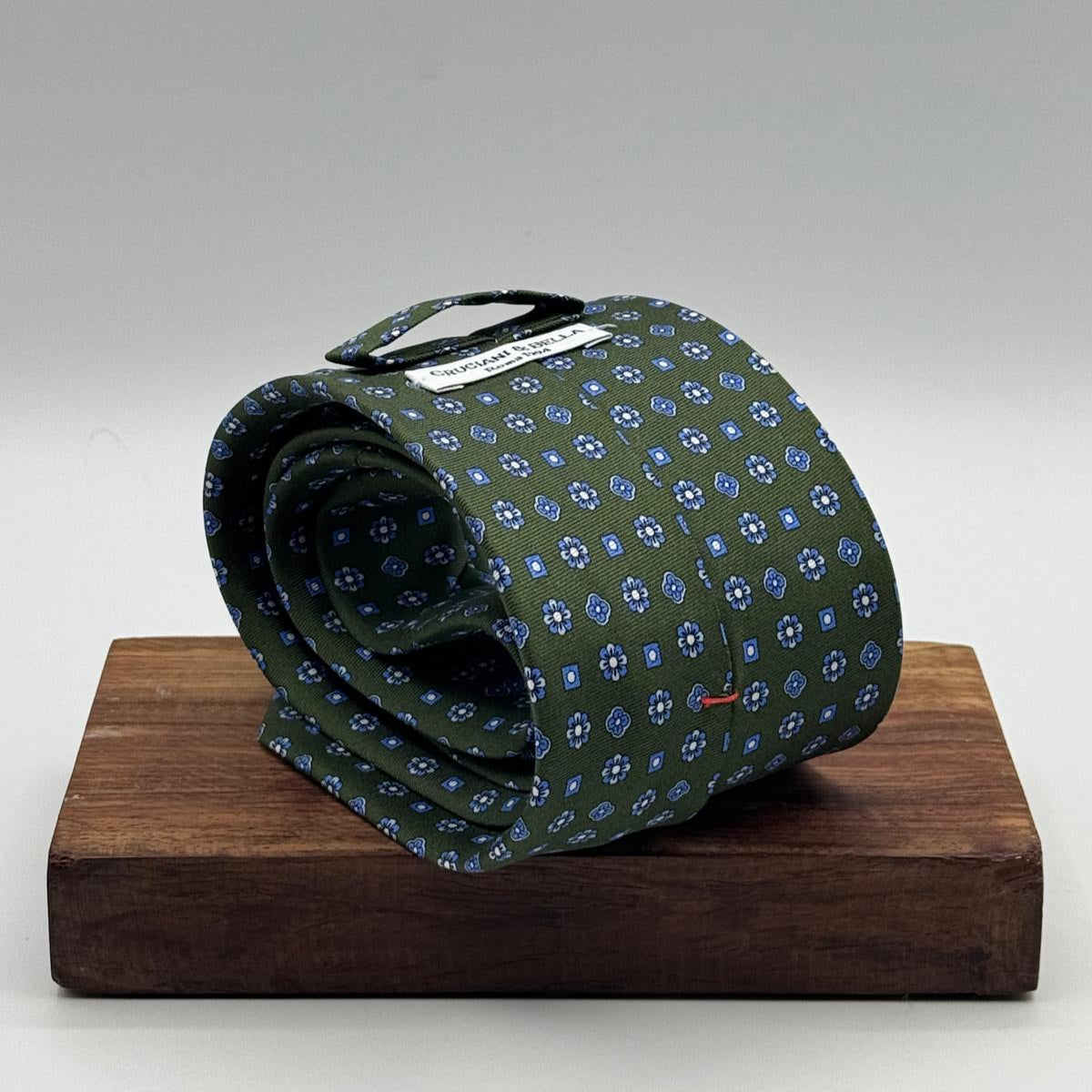 Cruciani &amp; Bella
100% Printed Silk&nbsp;
Tipped
Green, Light Blue and White Motif Tie
Handmade in Italy
8,5 cm x 148 cm
New Old Stock