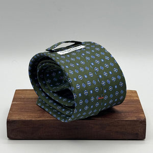Cruciani &amp; Bella
100% Printed Silk&nbsp;
Tipped
Green, Light Blue and White Motif Tie
Handmade in Italy
8,5 cm x 148 cm
New Old Stock
