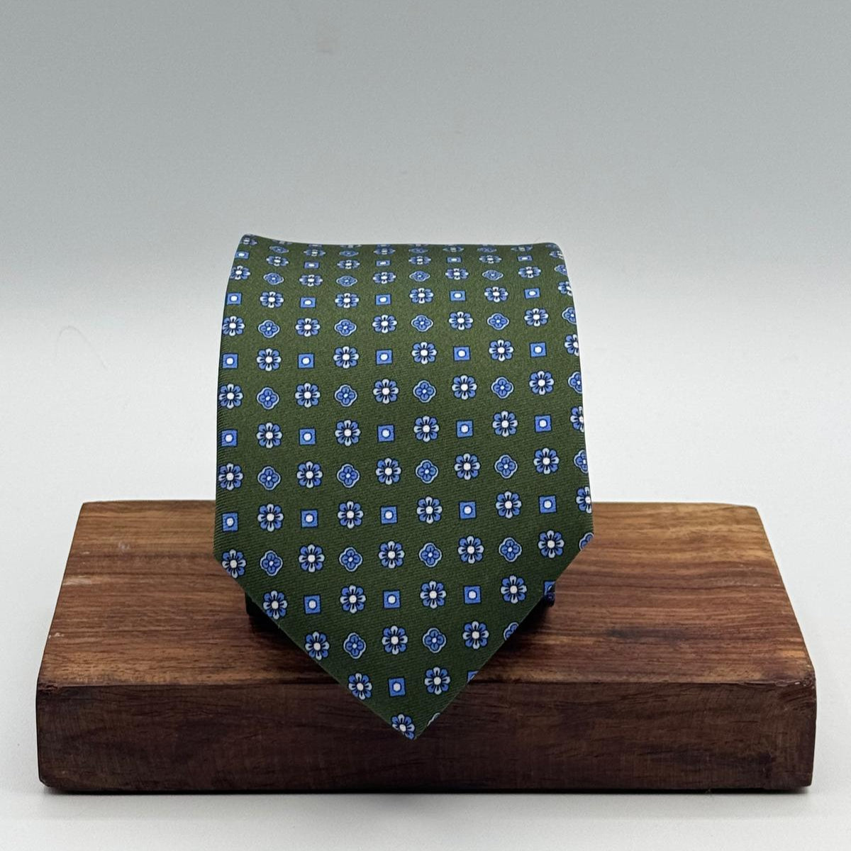 Cruciani &amp; Bella
100% Printed Silk&nbsp;
Tipped
Green, Light Blue and White Motif Tie
Handmade in Italy
8,5 cm x 148 cm
New Old Stock