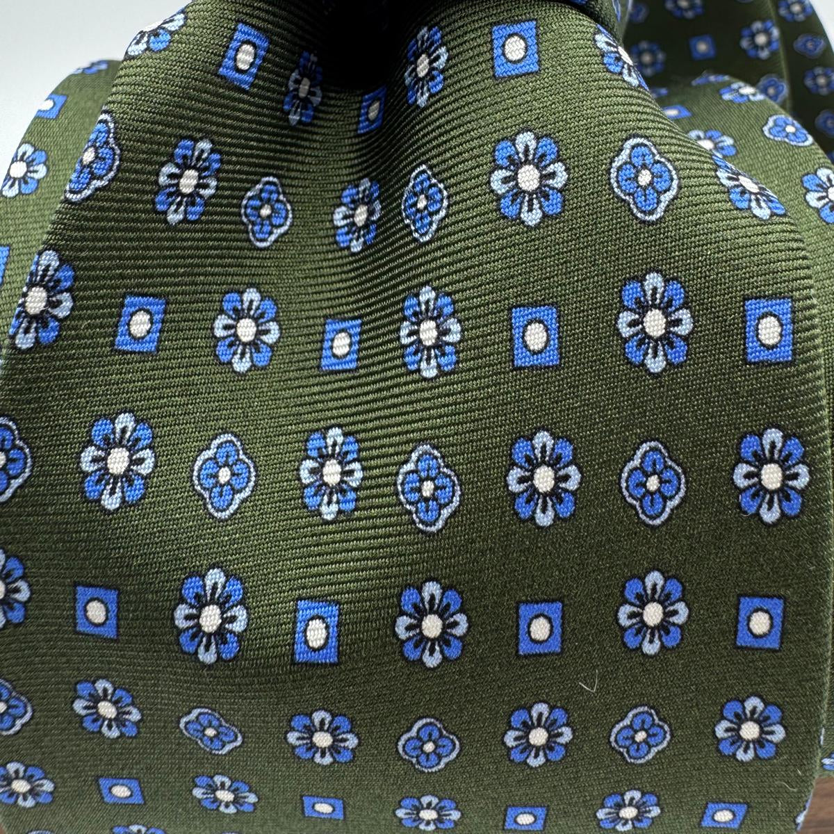 Cruciani &amp; Bella
100% Printed Silk&nbsp;
Tipped
Green, Light Blue and White Motif Tie
Handmade in Italy
8,5 cm x 148 cm
New Old Stock