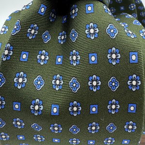 Cruciani &amp; Bella
100% Printed Silk&nbsp;
Tipped
Green, Light Blue and White Motif Tie
Handmade in Italy
8,5 cm x 148 cm
New Old Stock