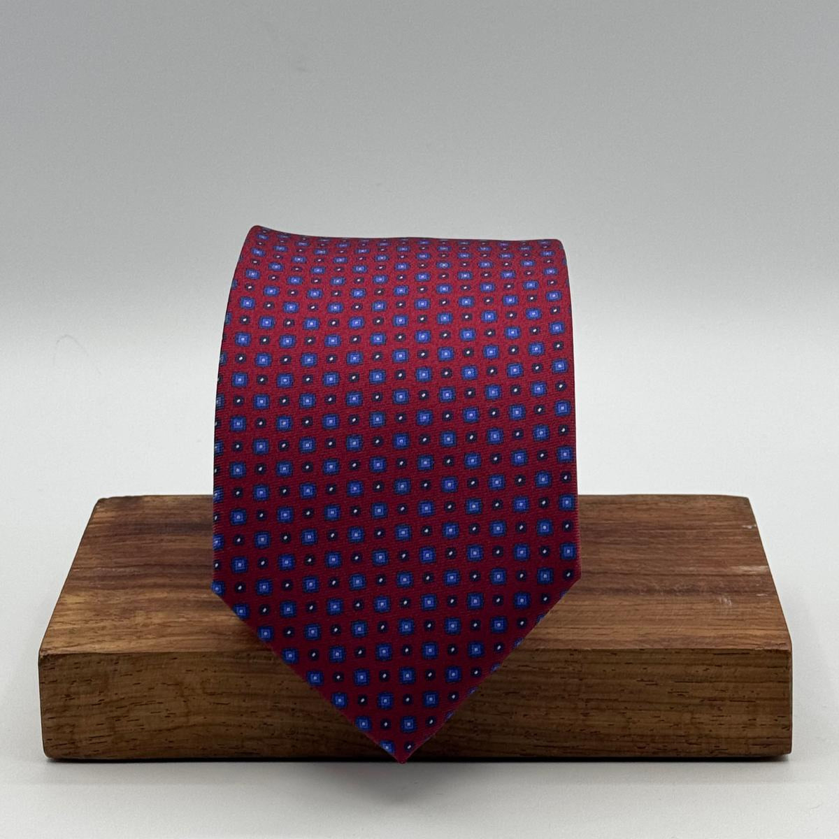 Cruciani &amp; Bella
100% Printed Silk&nbsp;
Tipped
Red, Light Blue and White Motif Tie
Handmade in Italy
8,5 cm x 148 cm
New Old Stock