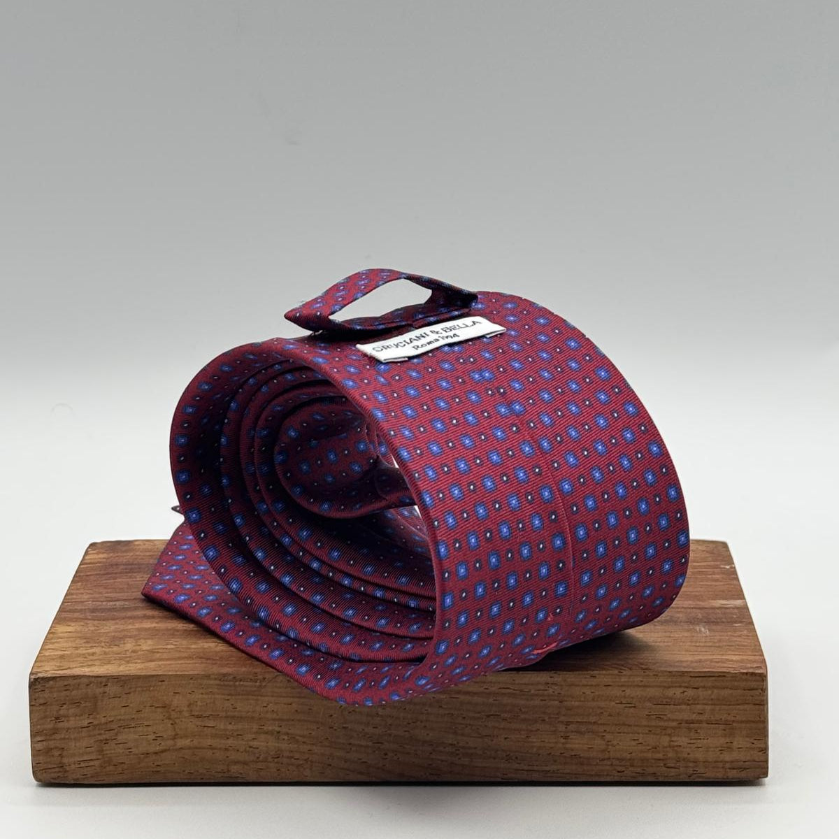 Cruciani &amp; Bella
100% Printed Silk&nbsp;
Tipped
Red, Light Blue and White Motif Tie
Handmade in Italy
8,5 cm x 148 cm
New Old Stock
