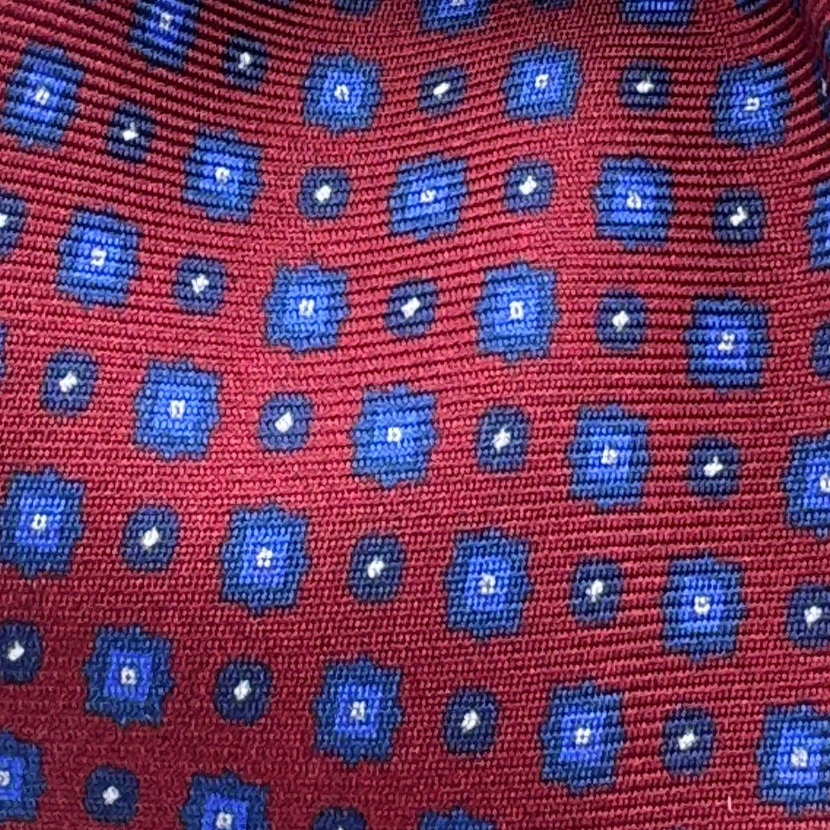 Cruciani &amp; Bella
100% Printed Silk&nbsp;
Tipped
Red, Light Blue and White Motif Tie
Handmade in Italy
8,5 cm x 148 cm
New Old Stock