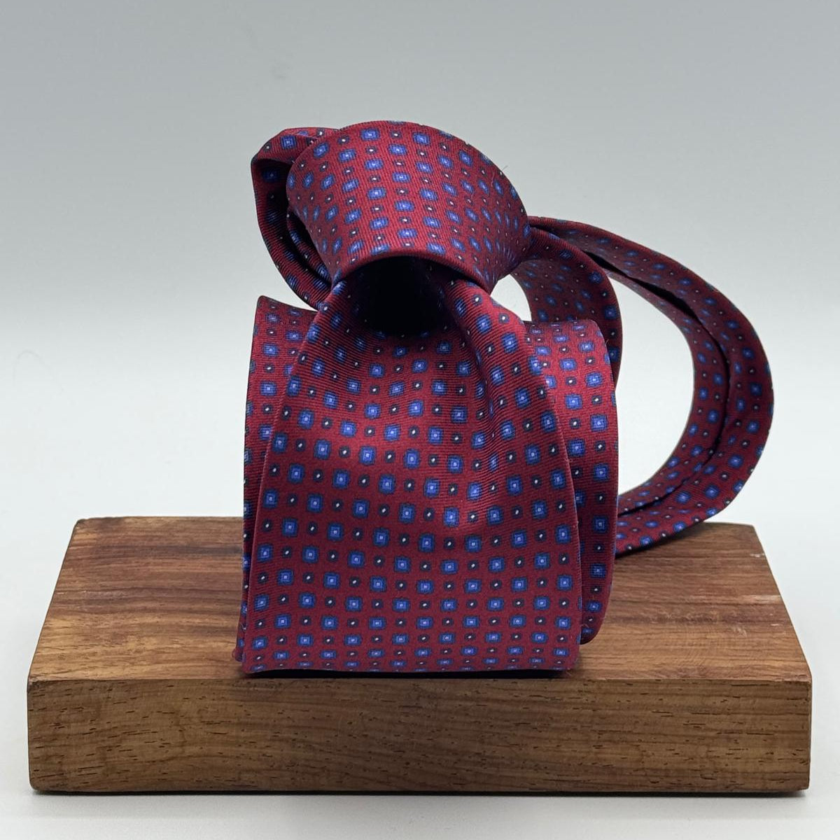 Cruciani &amp; Bella
100% Printed Silk&nbsp;
Tipped
Red, Light Blue and White Motif Tie
Handmade in Italy
8,5 cm x 148 cm
New Old Stock