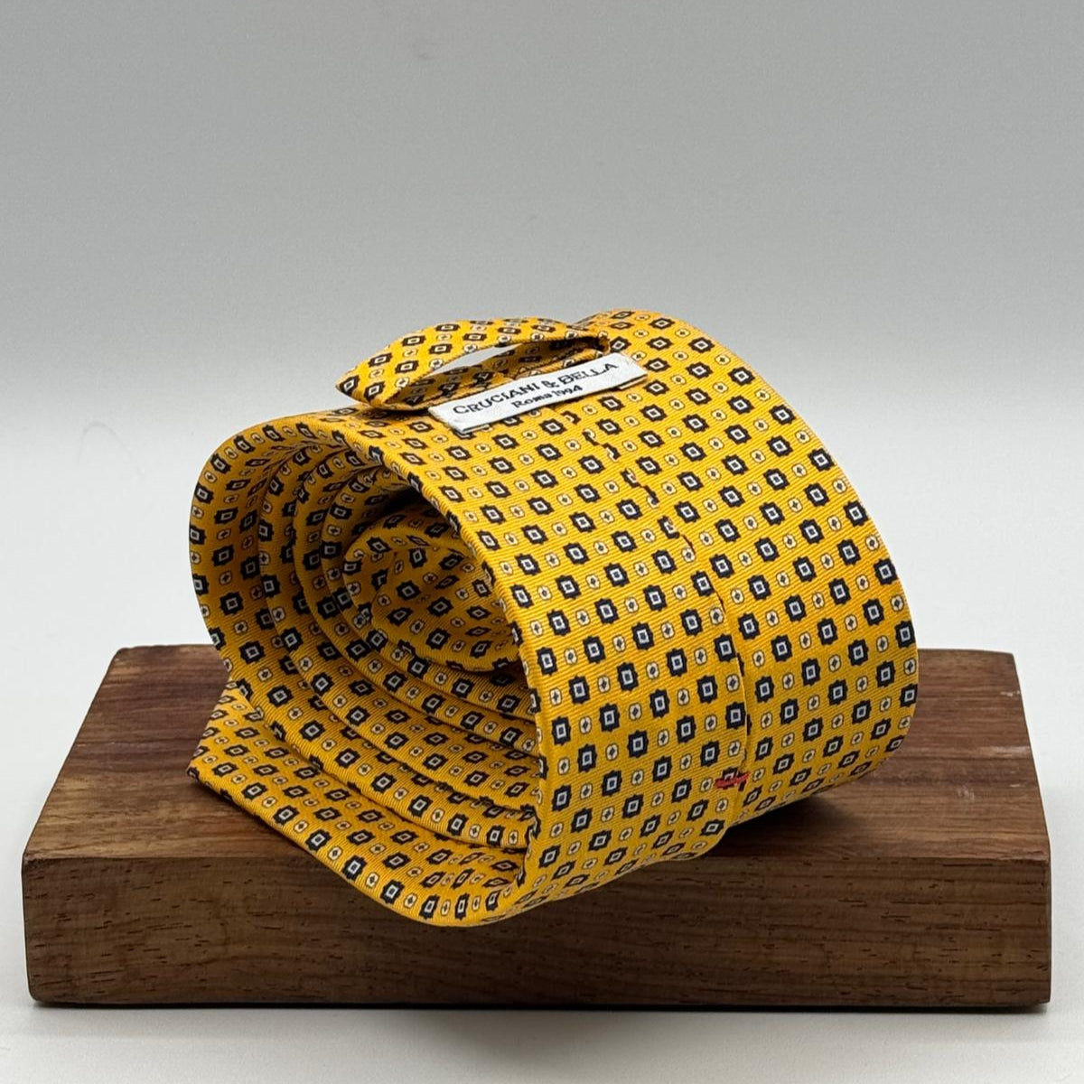 Cruciani &amp; Bella
100% Printed Silk&nbsp;
Tipped
Yellow, Light Blue and White Motif Tie
Handmade in Italy
8,5 cm x 148 cm
New Old Stock
