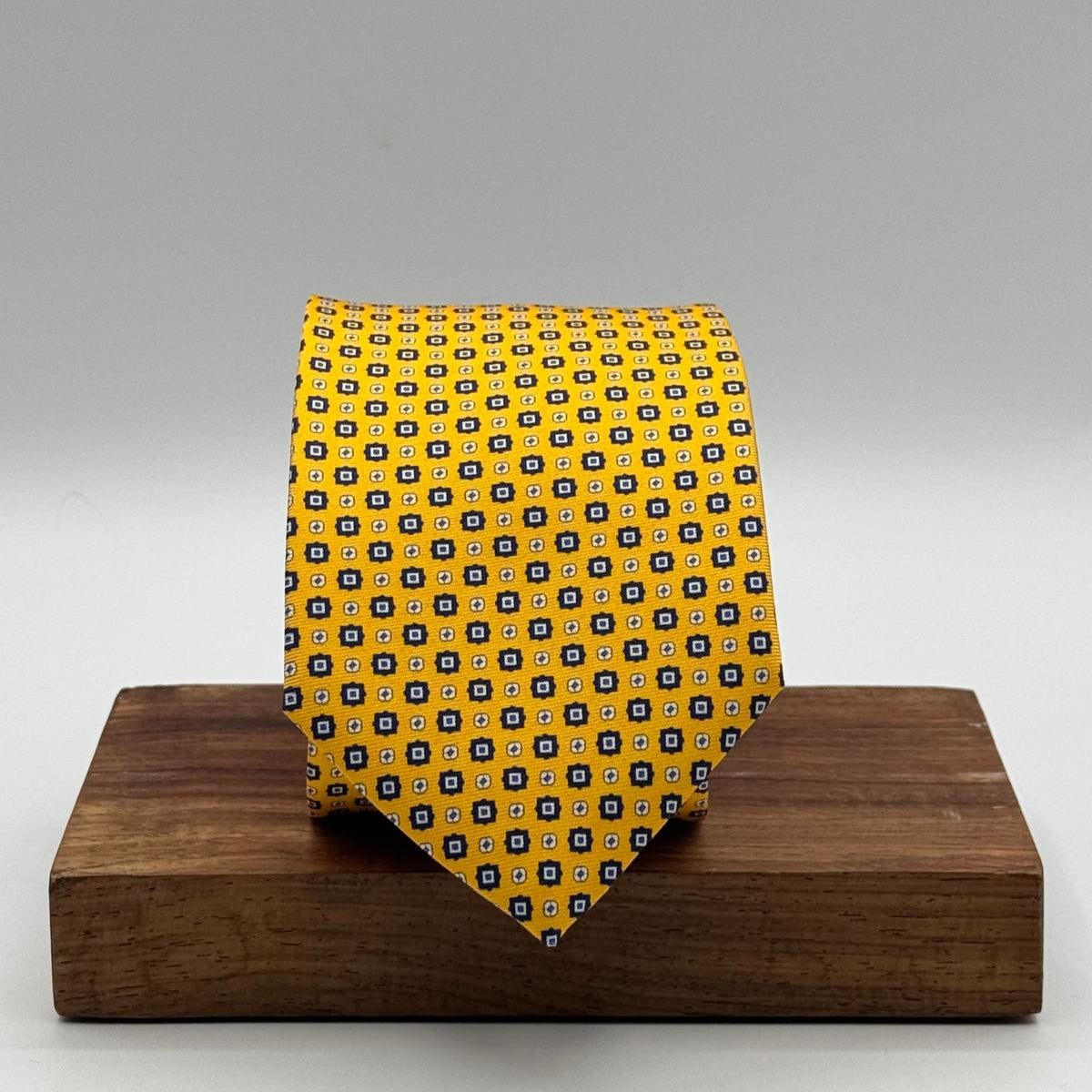 Cruciani &amp; Bella
100% Printed Silk&nbsp;
Tipped
Yellow, Light Blue and White Motif Tie
Handmade in Italy
8,5 cm x 148 cm
New Old Stock