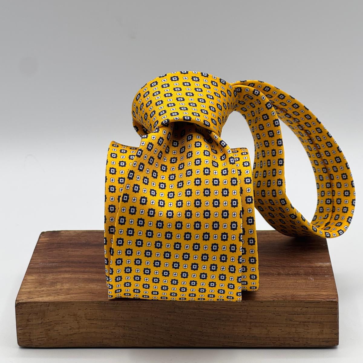 Cruciani &amp; Bella
100% Printed Silk&nbsp;
Tipped
Yellow, Light Blue and White Motif Tie
Handmade in Italy
8,5 cm x 148 cm
New Old Stock