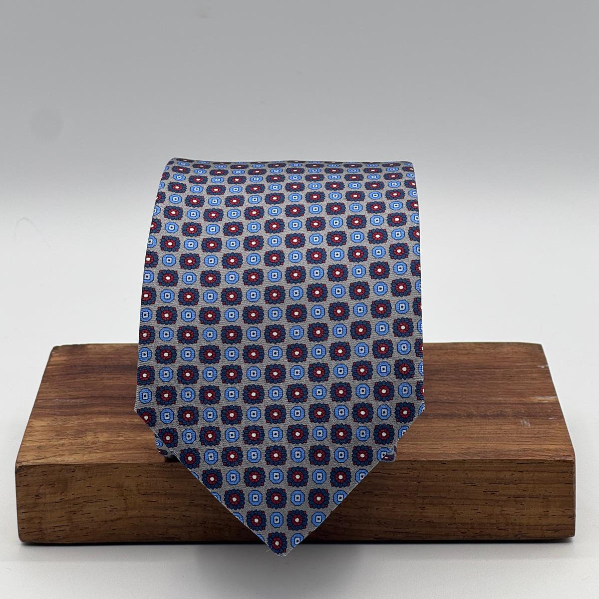 Cruciani &amp; Bella
100% Printed Silk&nbsp;
Tipped
Grey, Light Blue, Blue and Red Motif Tie
Handmade in Italy
8,5 cm x 148 cm
New Old Stock