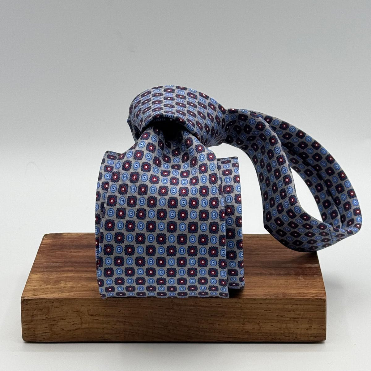 Cruciani &amp; Bella
100% Printed Silk&nbsp;
Tipped
Grey, Light Blue, Blue and Red Motif Tie
Handmade in Italy
8,5 cm x 148 cm
New Old Stock