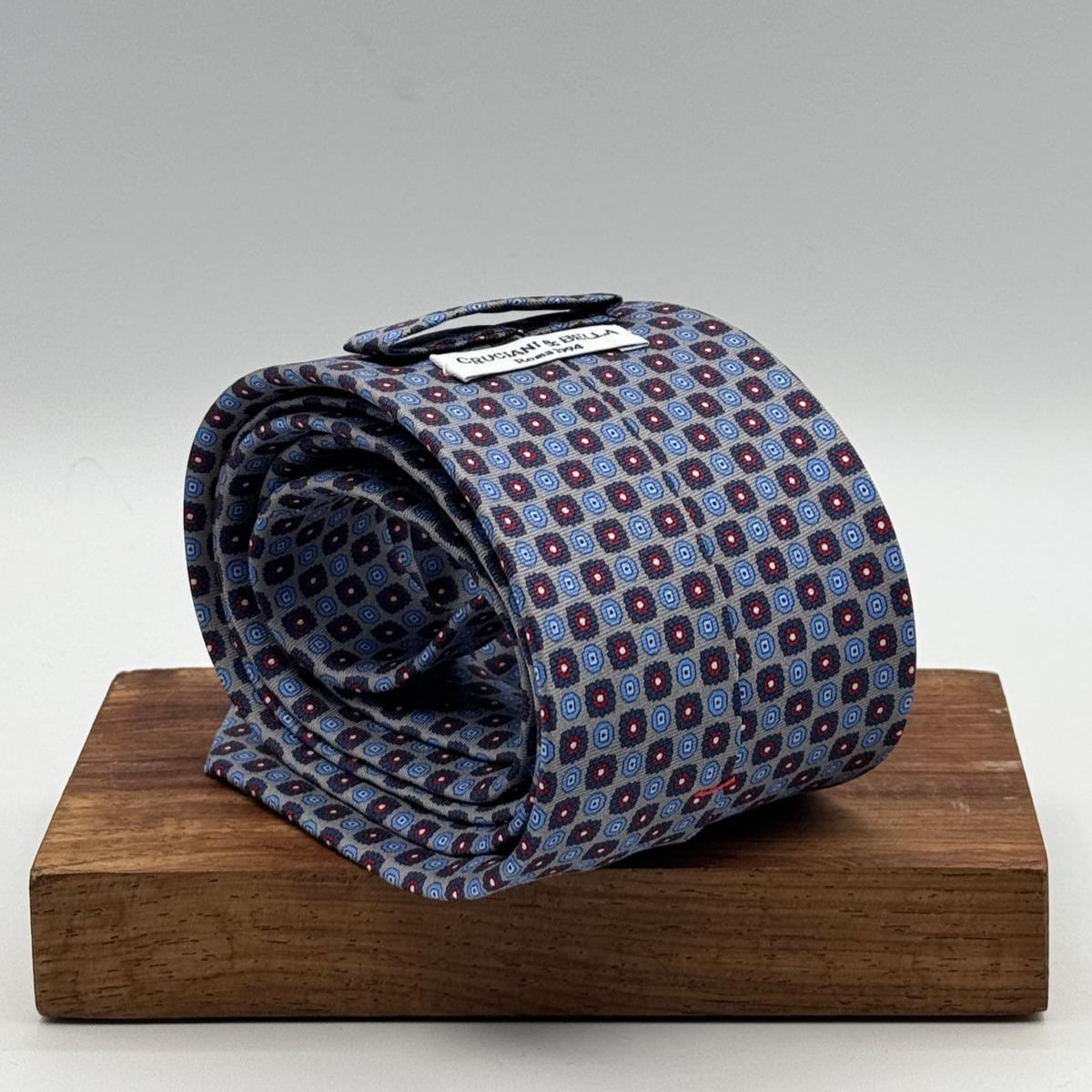 Cruciani &amp; Bella
100% Printed Silk&nbsp;
Tipped
Grey, Light Blue, Blue and Red Motif Tie
Handmade in Italy
8,5 cm x 148 cm
New Old Stock