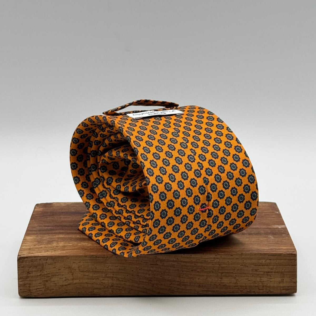Cruciani &amp; Bella
100% Printed Silk&nbsp;
Tipped
Orange, Light Blue, Blue, Green and Yellow Motif Tie
Handmade in Italy
8,5 cm x 148 cm
New Old Stock