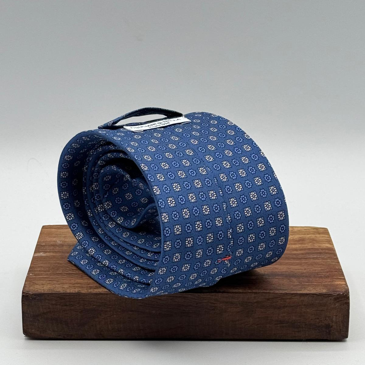 Cruciani &amp; Bella
100% Printed Silk&nbsp;
Tipped
Baby Blue, Light Blue and White Motif Tie
Handmade in Italy
8,5 cm x 148 cm
New Old Stock