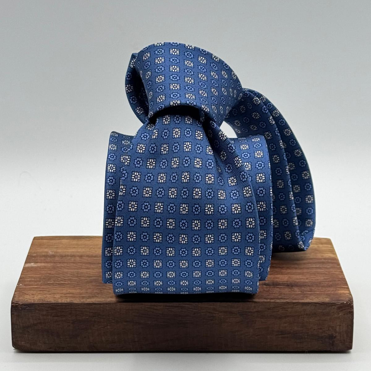 Cruciani &amp; Bella
100% Printed Silk&nbsp;
Tipped
Baby Blue, Light Blue and White Motif Tie
Handmade in Italy
8,5 cm x 148 cm
New Old Stock