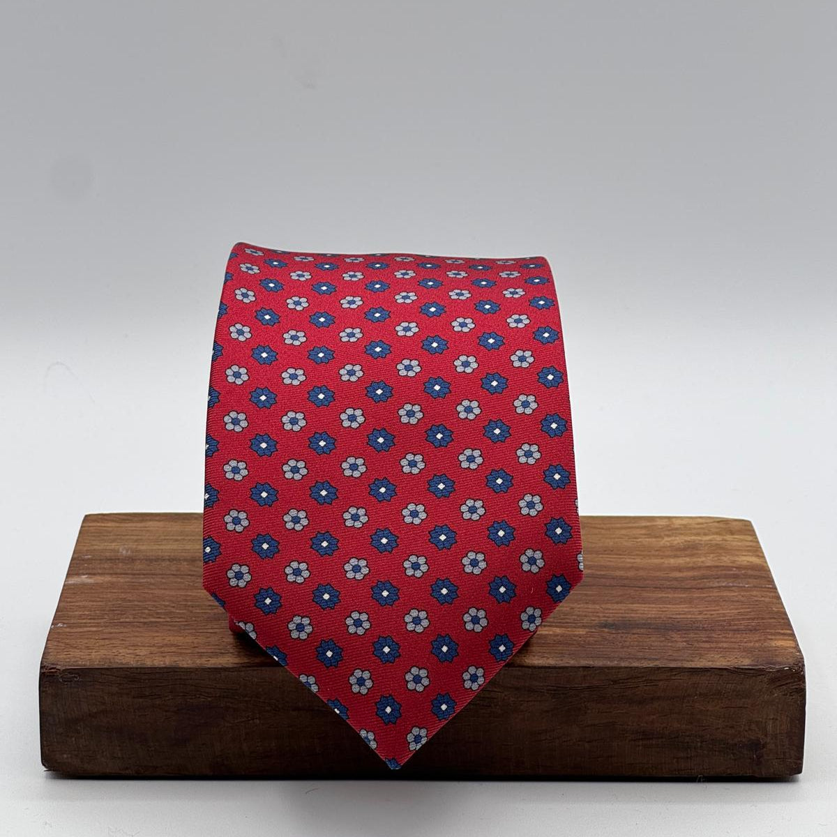 Cruciani &amp; Bella
100% Printed Silk&nbsp;
Tipped
Red, Blue and Grey Floral Motif Tie
Handmade in Italy
8,5 cm x 148 cm
New Old Stock