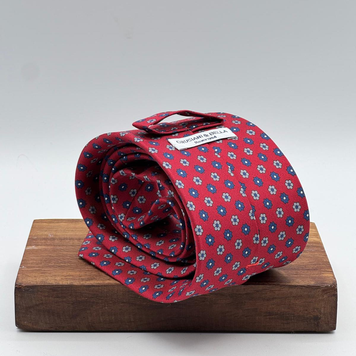 Cruciani &amp; Bella
100% Printed Silk&nbsp;
Tipped
Red, Blue and Grey Floral Motif Tie
Handmade in Italy
8,5 cm x 148 cm
New Old Stock
