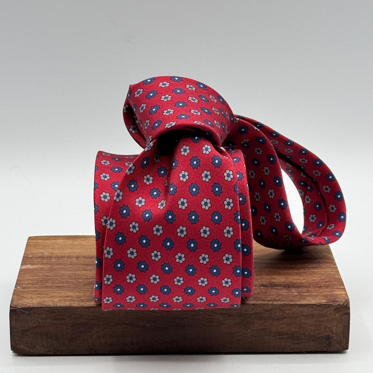 Cruciani &amp; Bella
100% Printed Silk&nbsp;
Tipped
Red, Blue and Grey Floral Motif Tie
Handmade in Italy
8,5 cm x 148 cm
New Old Stock