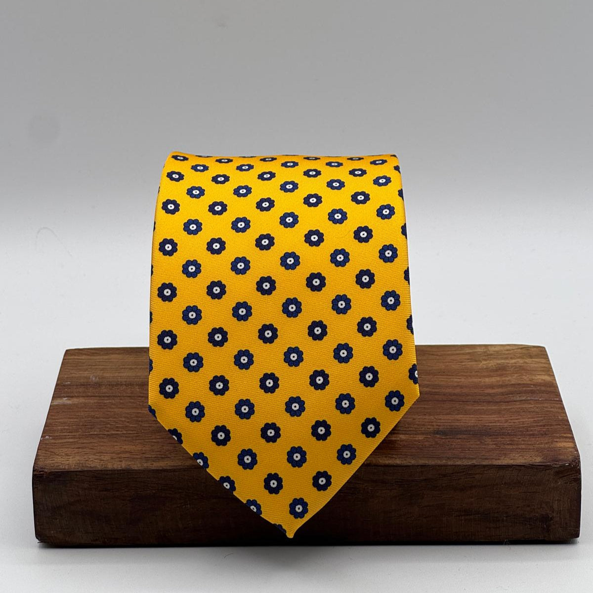 Cruciani &amp; Bella
100% Printed Silk&nbsp;
Tipped
Yellow, Blue and Grey White Motif Tie
Handmade in Italy
8,5 cm x 148 cm
New Old Stock
