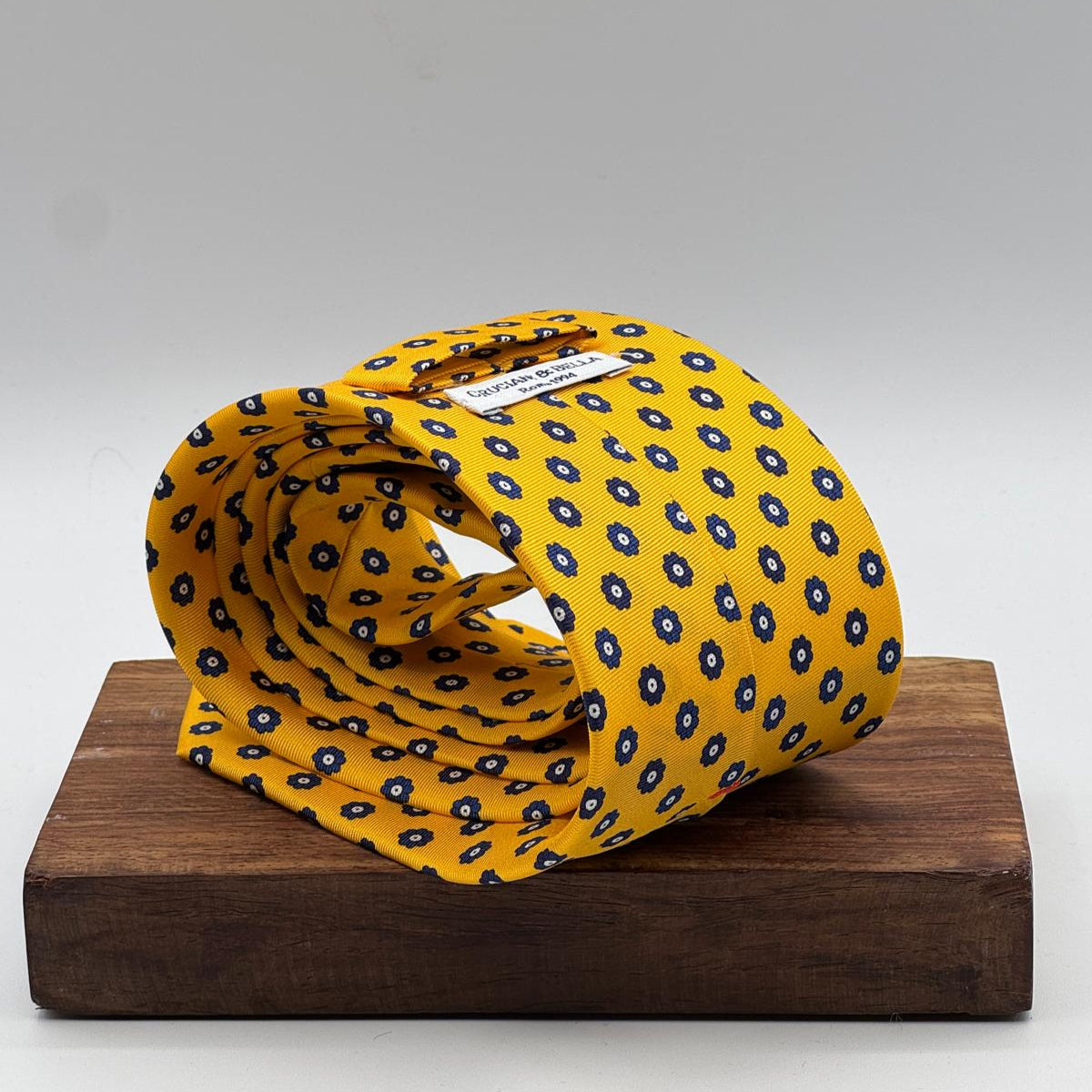 Cruciani &amp; Bella
100% Printed Silk&nbsp;
Tipped
Yellow, Blue and Grey White Motif Tie
Handmade in Italy
8,5 cm x 148 cm
New Old Stock