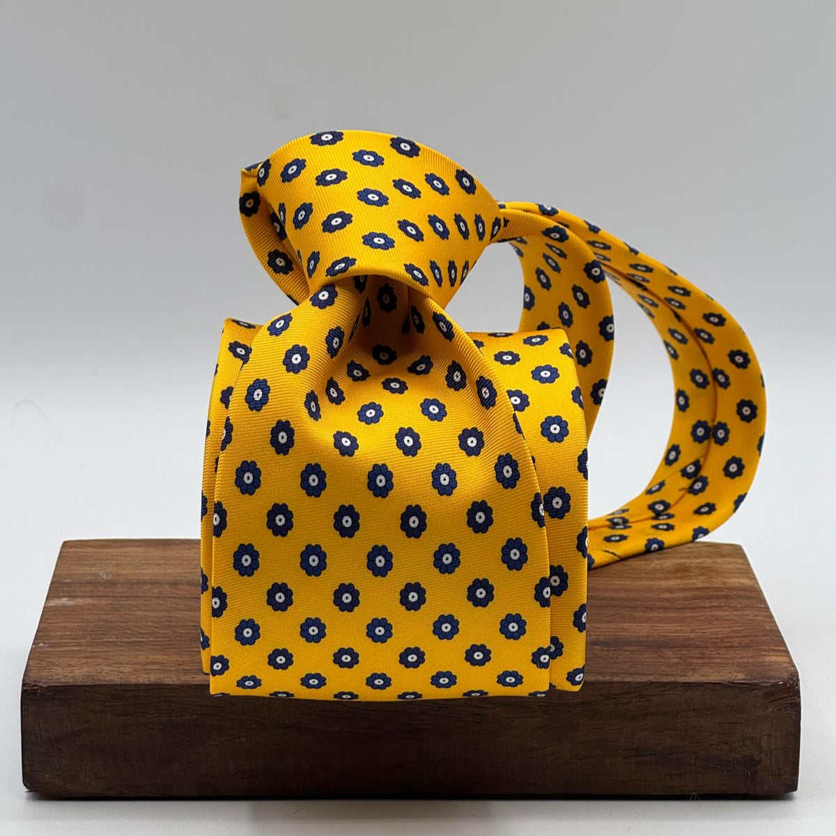 Cruciani &amp; Bella
100% Printed Silk&nbsp;
Tipped
Yellow, Blue and Grey White Motif Tie
Handmade in Italy
8,5 cm x 148 cm
New Old Stock