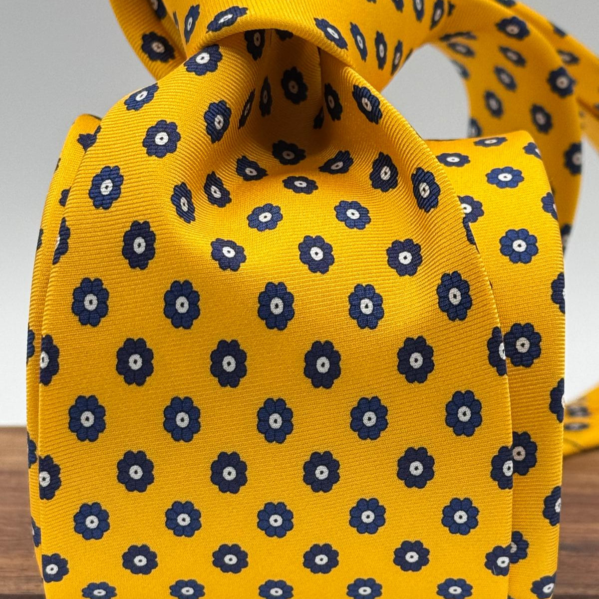 Cruciani &amp; Bella
100% Printed Silk&nbsp;
Tipped
Yellow, Blue and Grey White Motif Tie
Handmade in Italy
8,5 cm x 148 cm
New Old Stock