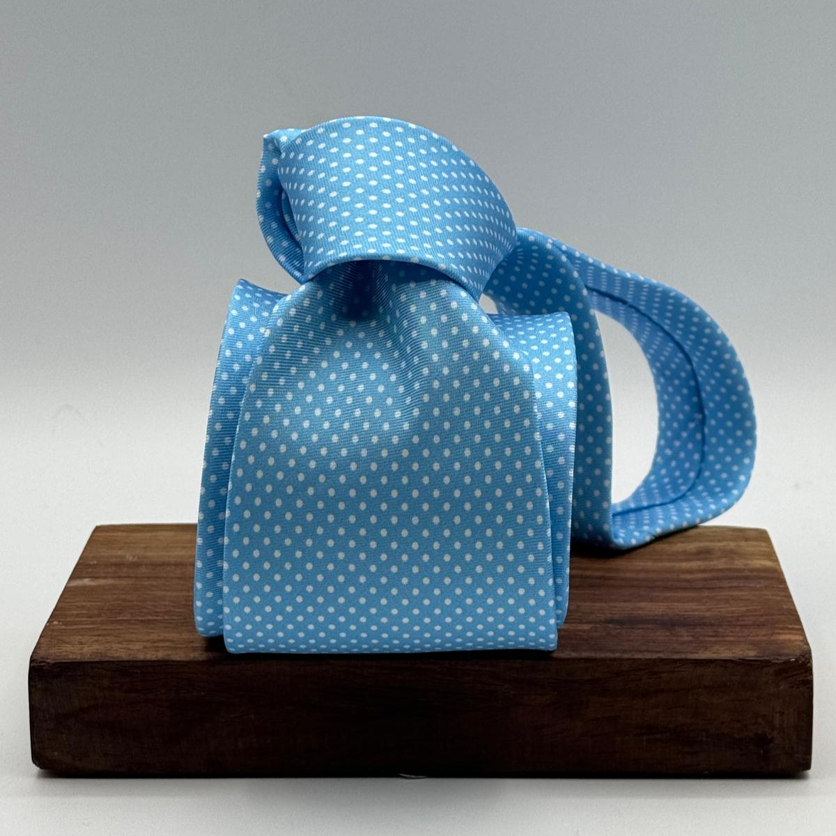 Cruciani &amp; Bella
100% Printed Silk&nbsp;
Tipped
Baby Blue and White Polka Dots Motif Tie
Handmade in Italy
8,5 cm x 148 cm
New Old Stock