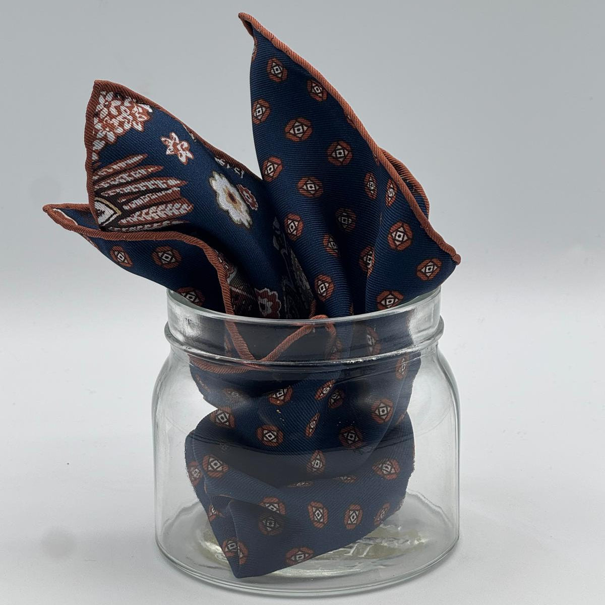 Holliday &amp; Brown
Hand-rolled&nbsp;&nbsp;
Holliday &amp; Brown for Cruciani &amp; Bella
100% Silk
Blue, Off White, Green and Brown
Double Faces
Paisley Motif&nbsp; Pocket Square
Handmade in Italy

32 cm X 32 cm