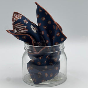 Holliday &amp; Brown
Hand-rolled&nbsp;&nbsp;
Holliday &amp; Brown for Cruciani &amp; Bella
100% Silk
Blue, Off White, Green and Brown
Double Faces
Paisley Motif&nbsp; Pocket Square
Handmade in Italy

32 cm X 32 cm