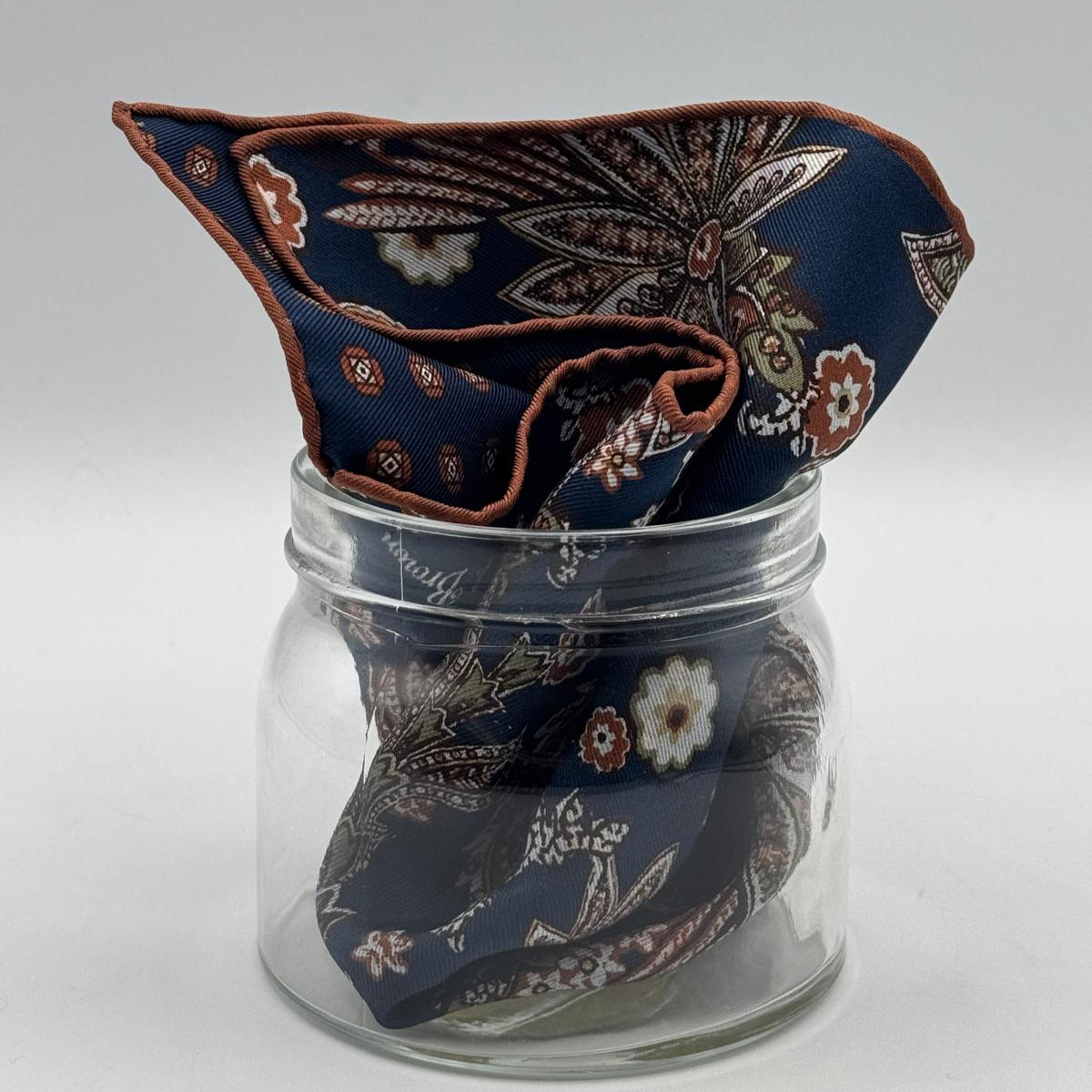 Holliday &amp; Brown
Hand-rolled&nbsp;&nbsp;
Holliday &amp; Brown for Cruciani &amp; Bella
100% Silk
Blue, Off White, Green and Brown
Double Faces
Paisley Motif&nbsp; Pocket Square
Handmade in Italy

32 cm X 32 cm