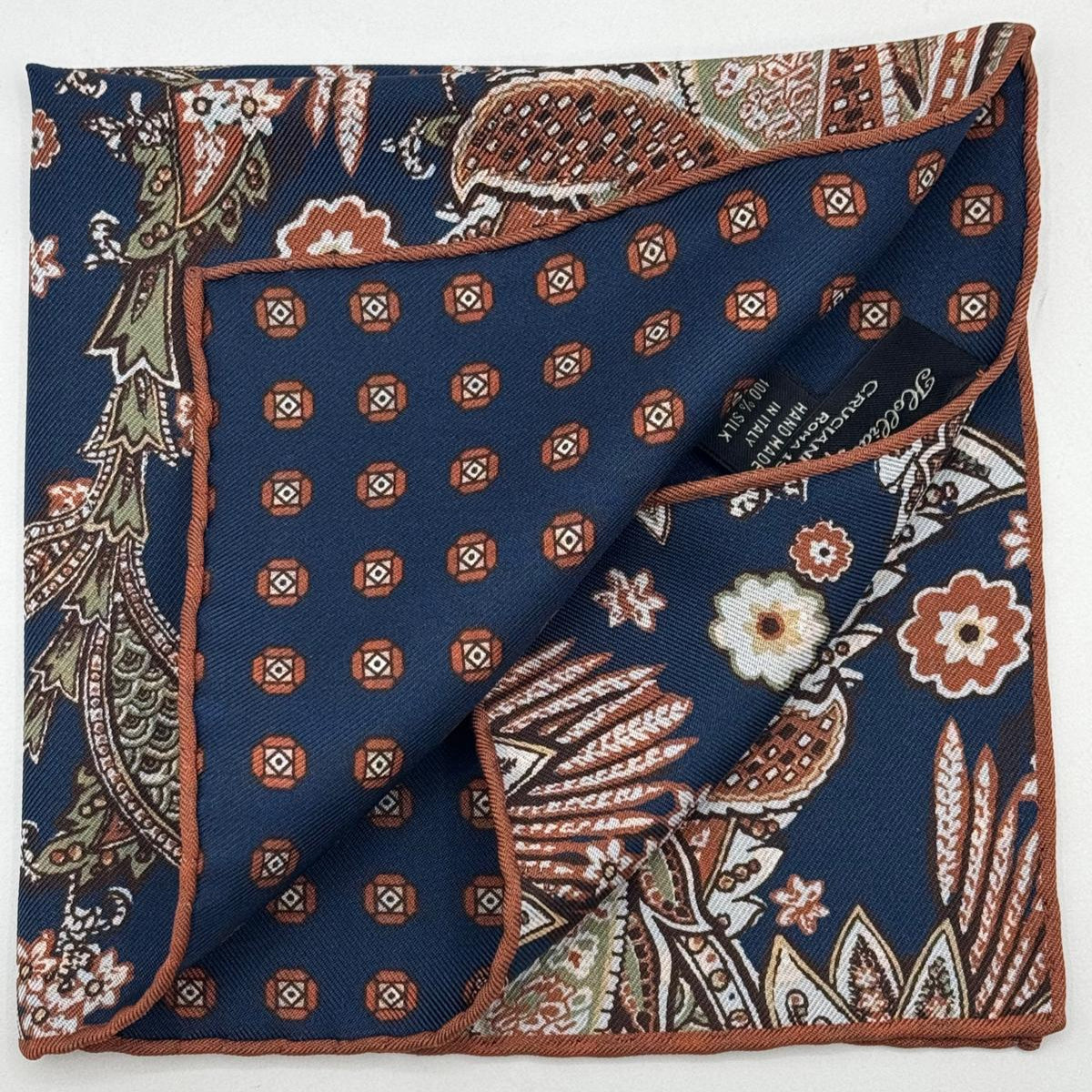 Holliday &amp; Brown
Hand-rolled&nbsp;&nbsp;
Holliday &amp; Brown for Cruciani &amp; Bella
100% Silk
Blue, Off White, Green and Brown
Double Faces
Paisley Motif&nbsp; Pocket Square
Handmade in Italy

32 cm X 32 cm