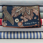 Holliday &amp; Brown
Hand-rolled&nbsp;&nbsp;
Holliday &amp; Brown for Cruciani &amp; Bella
100% Silk
Blue, Off White, Green and Brown
Double Faces
Paisley Motif&nbsp; Pocket Square
Handmade in Italy

32 cm X 32 cm