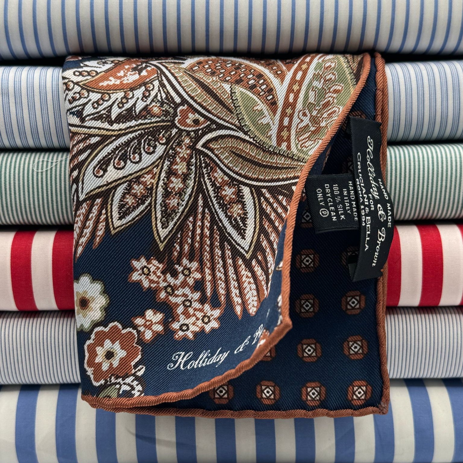 Holliday &amp; Brown
Hand-rolled&nbsp;&nbsp;
Holliday &amp; Brown for Cruciani &amp; Bella
100% Silk
Blue, Off White, Green and Brown
Double Faces
Paisley Motif&nbsp; Pocket Square
Handmade in Italy

32 cm X 32 cm