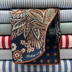 Holliday &amp; Brown
Hand-rolled&nbsp;&nbsp;
Holliday &amp; Brown for Cruciani &amp; Bella
100% Silk
Blue, Off White, Green and Brown
Double Faces
Paisley Motif&nbsp; Pocket Square
Handmade in Italy

32 cm X 32 cm