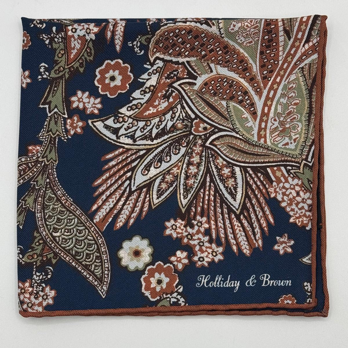 Holliday &amp; Brown
Hand-rolled&nbsp;&nbsp;
Holliday &amp; Brown for Cruciani &amp; Bella
100% Silk
Blue, Off White, Green and Brown
Double Faces
Paisley Motif&nbsp; Pocket Square
Handmade in Italy

32 cm X 32 cm