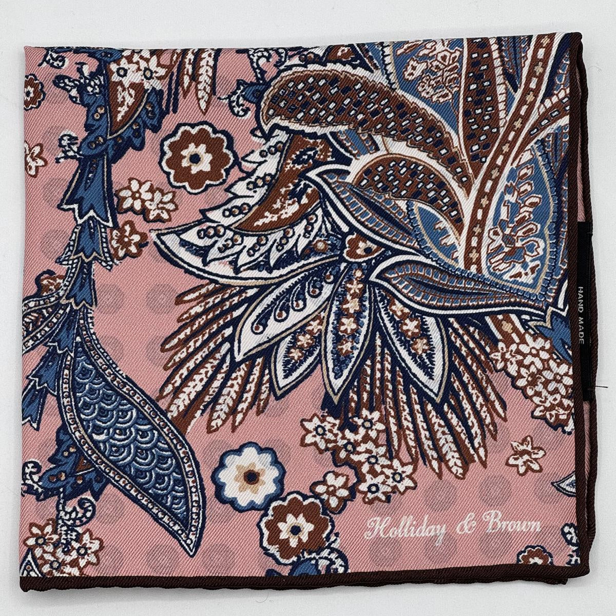 Holliday &amp; Brown
Hand-rolled&nbsp;&nbsp;
Holliday &amp; Brown for Cruciani &amp; Bella
100% Silk
Antique Pink, Brown, White and Blue
Double Faces
Paisley Motif&nbsp; Pocket Square
Handmade in Italy

32 cm X 32 cm
