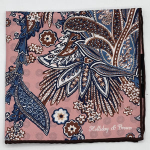 Holliday &amp; Brown
Hand-rolled&nbsp;&nbsp;
Holliday &amp; Brown for Cruciani &amp; Bella
100% Silk
Antique Pink, Brown, White and Blue
Double Faces
Paisley Motif&nbsp; Pocket Square
Handmade in Italy

32 cm X 32 cm