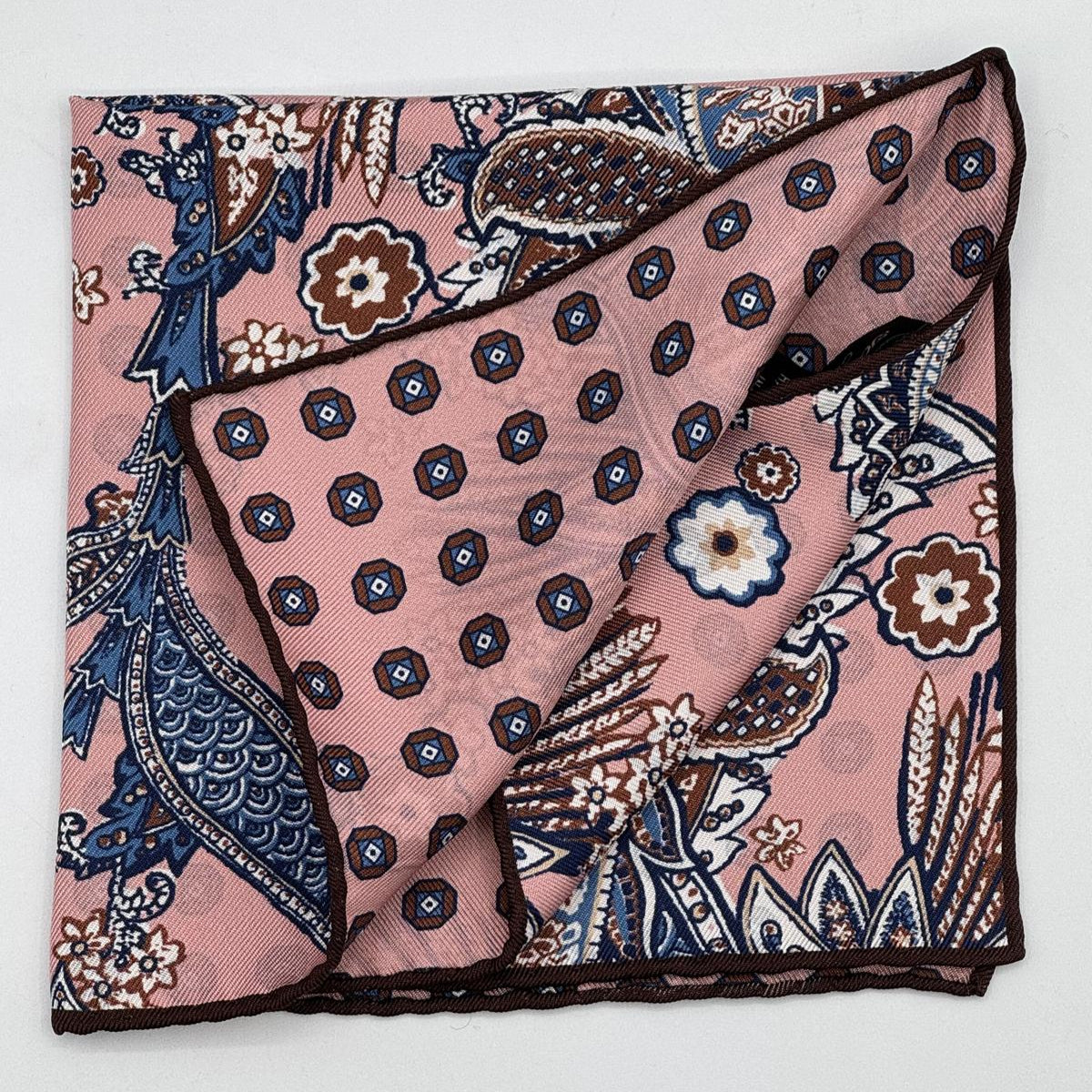 Holliday &amp; Brown
Hand-rolled&nbsp;&nbsp;
Holliday &amp; Brown for Cruciani &amp; Bella
100% Silk
Antique Pink, Brown, White and Blue
Double Faces
Paisley Motif&nbsp; Pocket Square
Handmade in Italy

32 cm X 32 cm