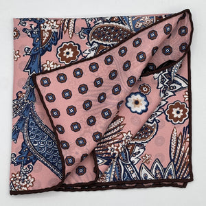 Holliday &amp; Brown
Hand-rolled&nbsp;&nbsp;
Holliday &amp; Brown for Cruciani &amp; Bella
100% Silk
Antique Pink, Brown, White and Blue
Double Faces
Paisley Motif&nbsp; Pocket Square
Handmade in Italy

32 cm X 32 cm