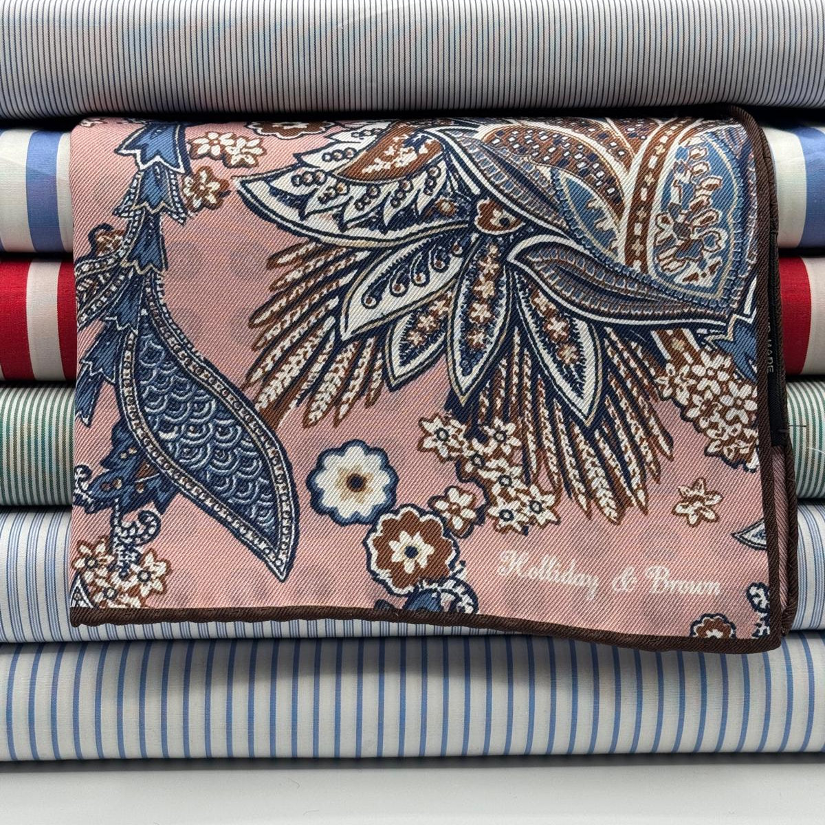 Holliday &amp; Brown
Hand-rolled&nbsp;&nbsp;
Holliday &amp; Brown for Cruciani &amp; Bella
100% Silk
Antique Pink, Brown, White and Blue
Double Faces
Paisley Motif&nbsp; Pocket Square
Handmade in Italy

32 cm X 32 cm