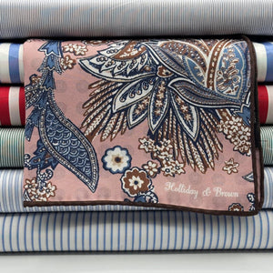 Holliday &amp; Brown
Hand-rolled&nbsp;&nbsp;
Holliday &amp; Brown for Cruciani &amp; Bella
100% Silk
Antique Pink, Brown, White and Blue
Double Faces
Paisley Motif&nbsp; Pocket Square
Handmade in Italy

32 cm X 32 cm