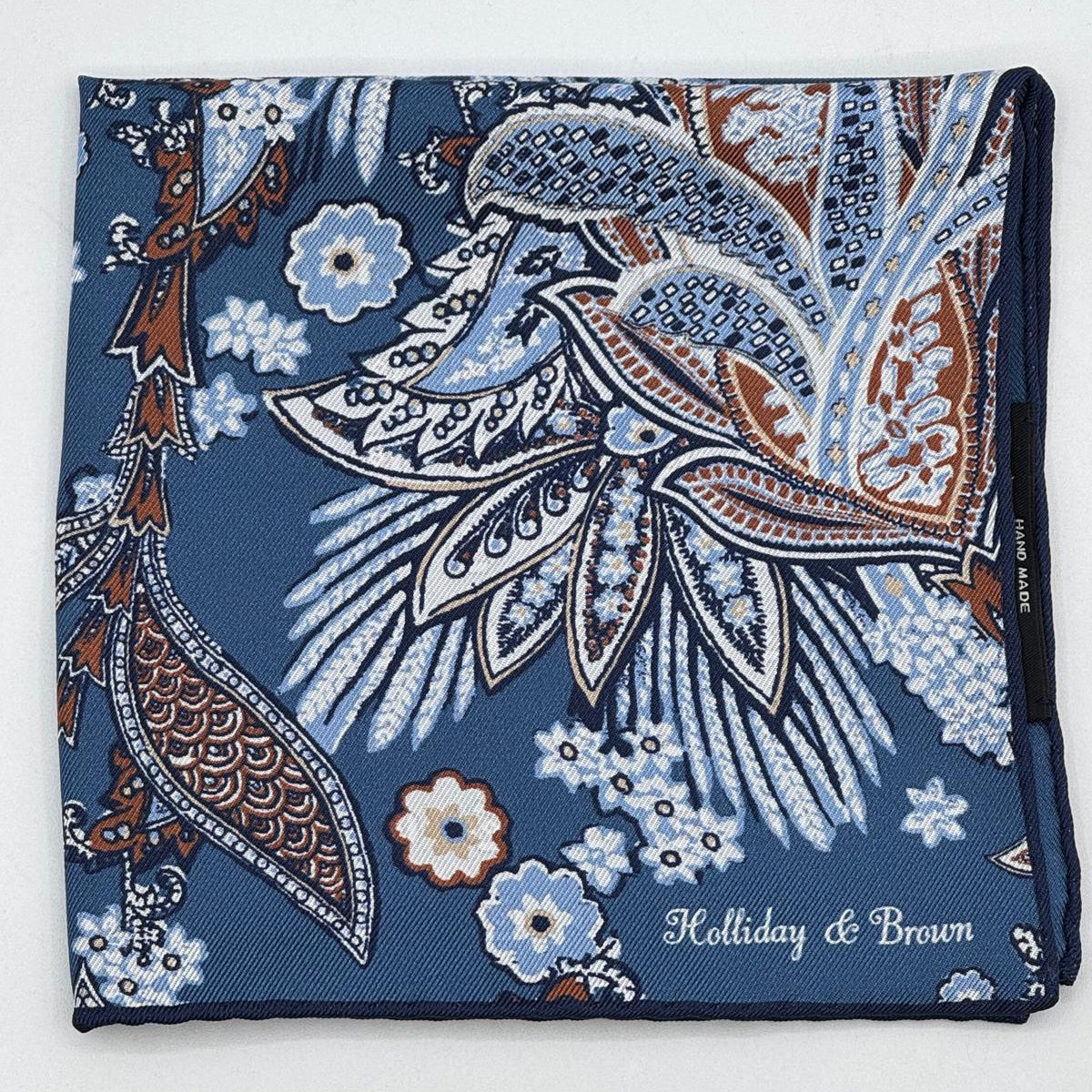 Holliday &amp; Brown
Hand-rolled&nbsp;&nbsp;
Holliday &amp; Brown for Cruciani &amp; Bella
100% Silk
Light Blue, Brown and White
Double Faces
Paisley Motif&nbsp; Pocket Square
Handmade in Italy

32 cm X 32 cm