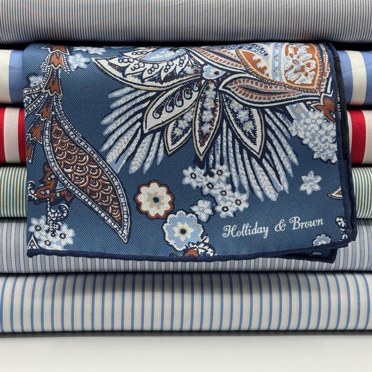 Holliday &amp; Brown
Hand-rolled&nbsp;&nbsp;
Holliday &amp; Brown for Cruciani &amp; Bella
100% Silk
Light Blue, Brown and White
Double Faces
Paisley Motif&nbsp; Pocket Square
Handmade in Italy

32 cm X 32 cm