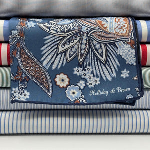 Holliday &amp; Brown
Hand-rolled&nbsp;&nbsp;
Holliday &amp; Brown for Cruciani &amp; Bella
100% Silk
Light Blue, Brown and White
Double Faces
Paisley Motif&nbsp; Pocket Square
Handmade in Italy

32 cm X 32 cm