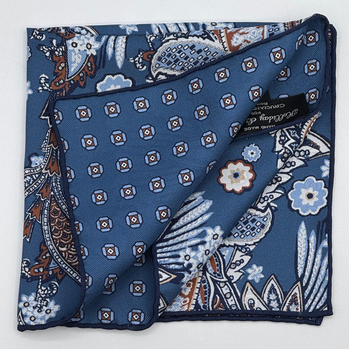 Holliday &amp; Brown
Hand-rolled&nbsp;&nbsp;
Holliday &amp; Brown for Cruciani &amp; Bella
100% Silk
Light Blue, Brown and White
Double Faces
Paisley Motif&nbsp; Pocket Square
Handmade in Italy

32 cm X 32 cm