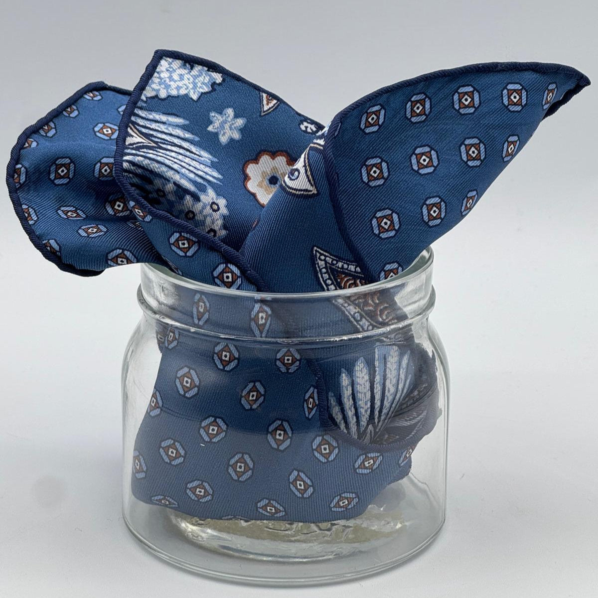 Holliday &amp; Brown
Hand-rolled&nbsp;&nbsp;
Holliday &amp; Brown for Cruciani &amp; Bella
100% Silk
Light Blue, Brown and White
Double Faces
Paisley Motif&nbsp; Pocket Square
Handmade in Italy

32 cm X 32 cm