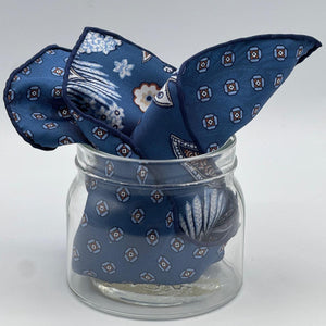 Holliday &amp; Brown
Hand-rolled&nbsp;&nbsp;
Holliday &amp; Brown for Cruciani &amp; Bella
100% Silk
Light Blue, Brown and White
Double Faces
Paisley Motif&nbsp; Pocket Square
Handmade in Italy

32 cm X 32 cm