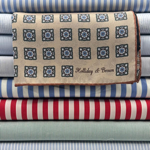 Holliday &amp; Brown
Hand-rolled&nbsp;&nbsp;
Holliday &amp; Brown for Cruciani &amp; Bella
100% Silk
Sand, Light Blue, Green and White
Double Faces
Paisley Motif&nbsp; Pocket Square
Handmade in Italy

32 cm X 32 cm