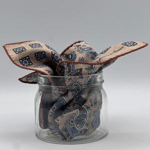 Holliday &amp; Brown
Hand-rolled&nbsp;&nbsp;
Holliday &amp; Brown for Cruciani &amp; Bella
100% Silk
Sand, Light Blue, Green and White
Double Faces
Paisley Motif&nbsp; Pocket Square
Handmade in Italy

32 cm X 32 cm