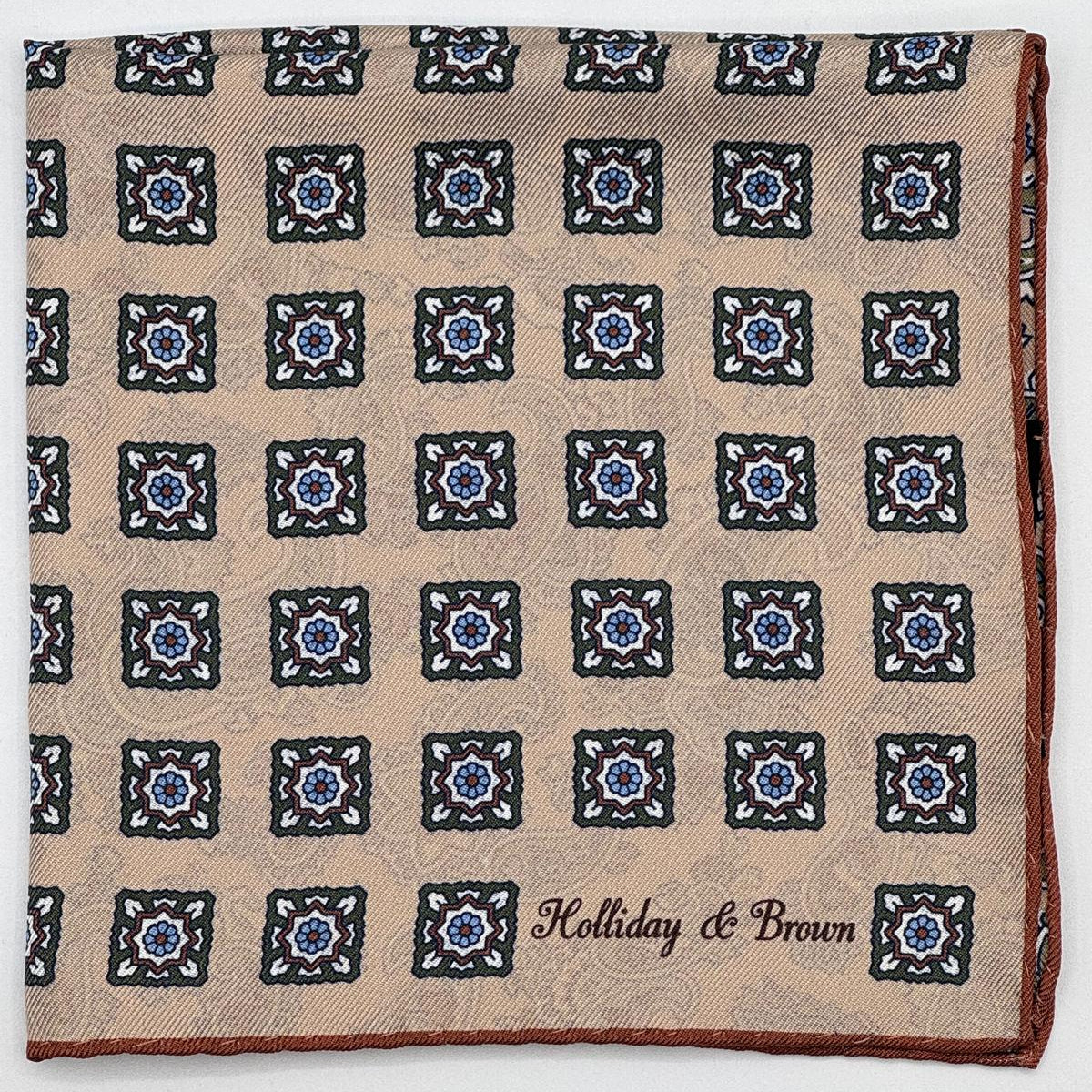 Holliday &amp; Brown
Hand-rolled&nbsp;&nbsp;
Holliday &amp; Brown for Cruciani &amp; Bella
100% Silk
Sand, Light Blue, Green and White
Double Faces
Paisley Motif&nbsp; Pocket Square
Handmade in Italy

32 cm X 32 cm